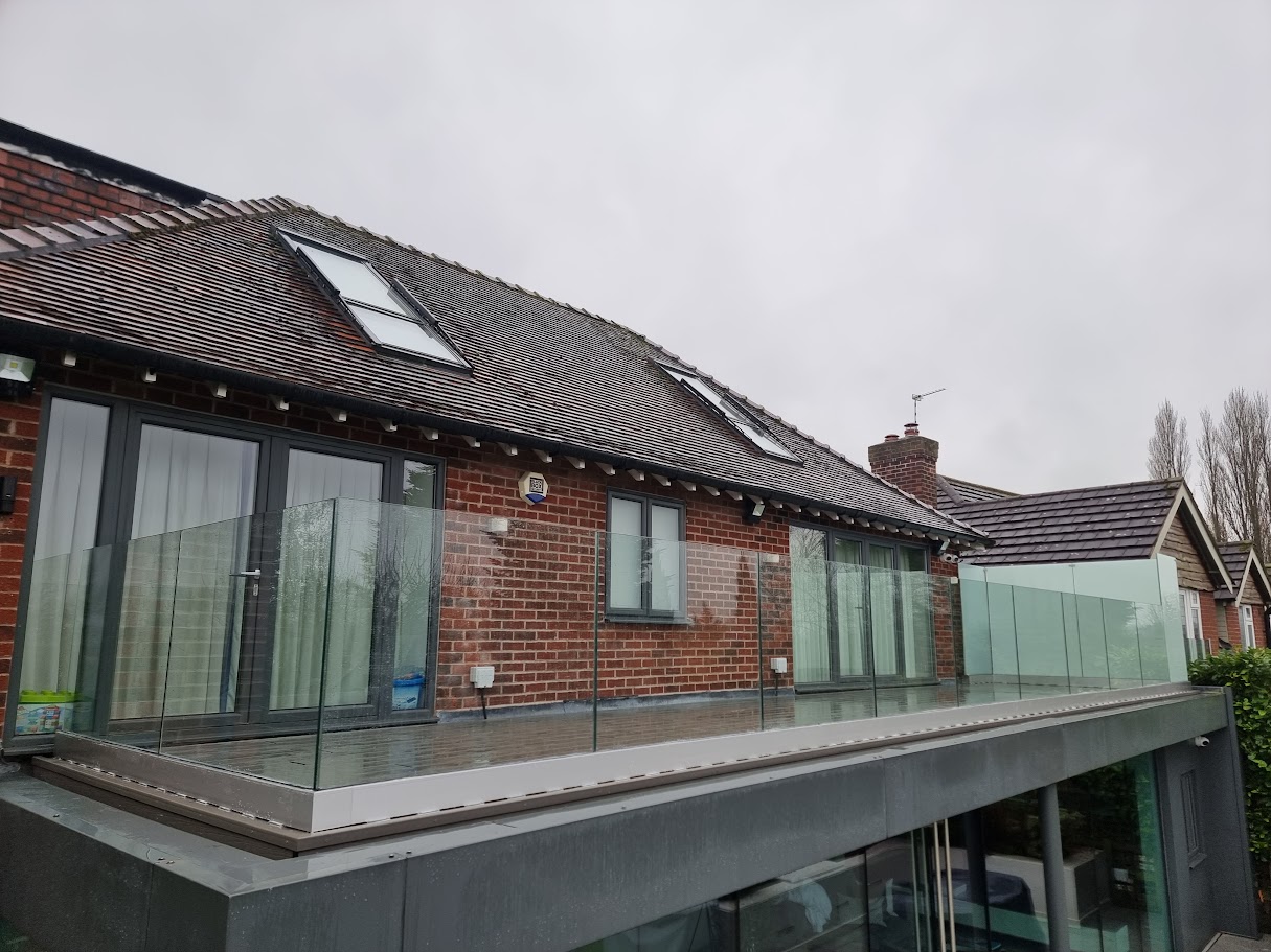 A frameless glass roof terrace in Alderley Edge — further view of the completed installation